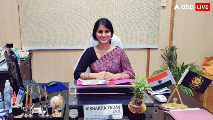 बता दें कि विशाखा यादव एक भारतीय प्रशासनिक सेवा (आईएएस) अधिकारी हैं और वह वर्तमान में अरुणाचल प्रदेश के पापुम पारे जिले में उपायुक्त के पद पर कार्यरत हैं. IAS विशाखा ने पीएम के स्वागत की तस्वीरें शेयर कर अपनी प्रतिक्रिया जाहिर की.