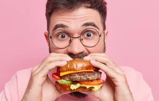 ज्यादा भूख लगना: बार-बार भूख लगना और खाना खाने के थोड़ी देर बाद ही भूख का दोबारा लगना इंसुलिन से जुड़ी समस्या का संकेत हो सकता है.