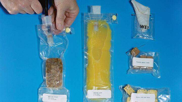 अगर कोई एस्ट्रोनॉट सामान्य तरीके से नमक छिड़केगा तो नमक के दाने कमरे में या खाने के चारों ओर उड़ सकते हैं. इससे न केवल खाने के स्वाद पर असर होता है, बल्कि डिवाइस या इलेक्ट्रॉनिक सिस्टम के लिए खतरा भी पैदा हो सकता है.