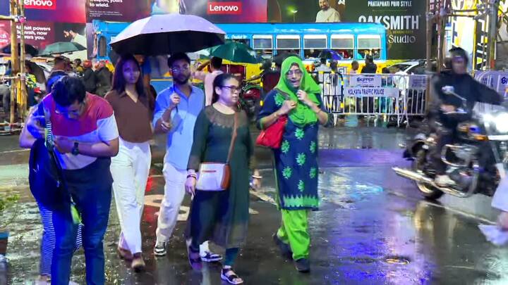নবমী আর দশমীতে কলকাতায় বৃষ্টি বাড়বে। দশমীর দিন ভারী বৃষ্টির সম্ভাবনা রয়েছে কলকাতায়। একাদশী ও দ্বাদশী পর্যন্ত কলকাতায় বৃষ্টি চলবে। পাশাপাশি, দশমী থেকে কলকাতায় বাজ পড়ার প্রবণতা বাড়বে। তাই আবহাওয়া দফরত, বিসর্জন পর্বে সতর্ক থাকার বার্তা দিচ্ছে।