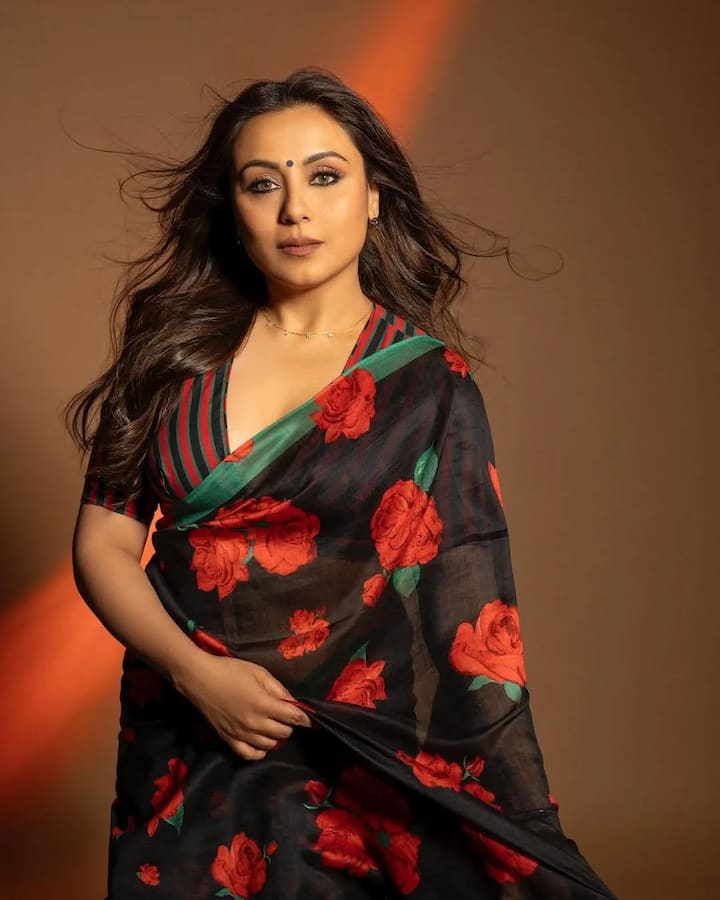 If you are looking for an elegant look with modern, then this black floral print saree of Hasina is a perfect option for you. The actress has carried a strong V neck blouse with it, which is also enhancing her facial features. You can complete your look with statement jewelery and satal makeup. If you want to create bossy wives, then you must try smokey eye makeup.