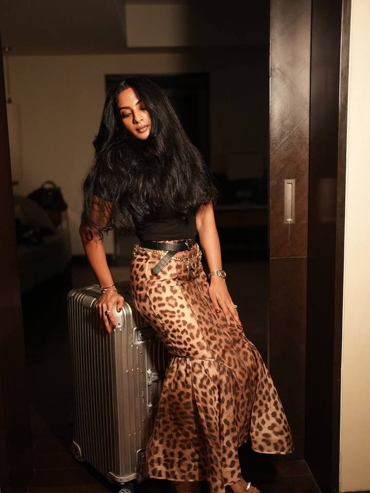 గన్ పట్టుకుని విలన్ ఓమీ భాయ్ (ఇమ్రాన్ హష్మీ)కి ఎదురు నిలిచే పాత్రలో శ్రియా రెడ్డి నటనకు ప్రశంసలు లభిస్తున్నాయి. (Image Courtesy: sriya_reddy / Instagram)