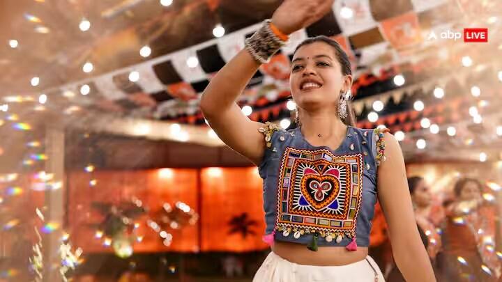 નવરાત્રિ દરમિયાન, નવેય રાત્રિ ગરબે ઘુમવાની પરંપરા છે. આ દરમિયાન લોકો માતાજીના ગીતો પર રાઉન્ડમાં ગોળ ગોળ માતાજીની મૂર્તિ કે અંખડ જ્યોત આસપાસ રમે છે.