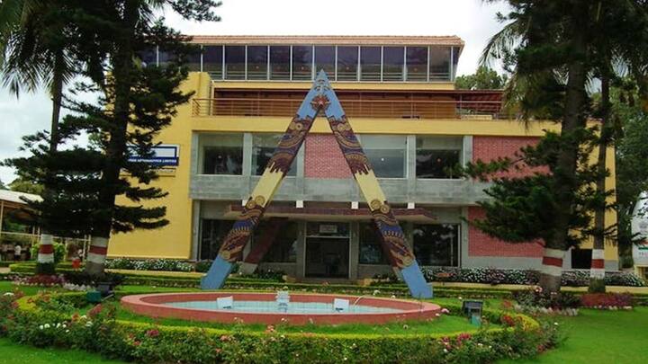 इसके बाद स्टोरेज, डिस्प्ले माउंटिंग, ट्रेनिंग एड या नियंत्रित स्क्रैपिंग में भेजा जाता है. कई मिग‑21 पहले से IAF म्यूज़ियम दिल्ली, चंडीगढ़ हेरिटेज सेंटर, HAL हेरिटेज बैंगलोर जैसी जगहों पर गेट गार्जियन की तरह हैं. कुछ से उपयोगी पार्ट्स निकाले जाते हैं.