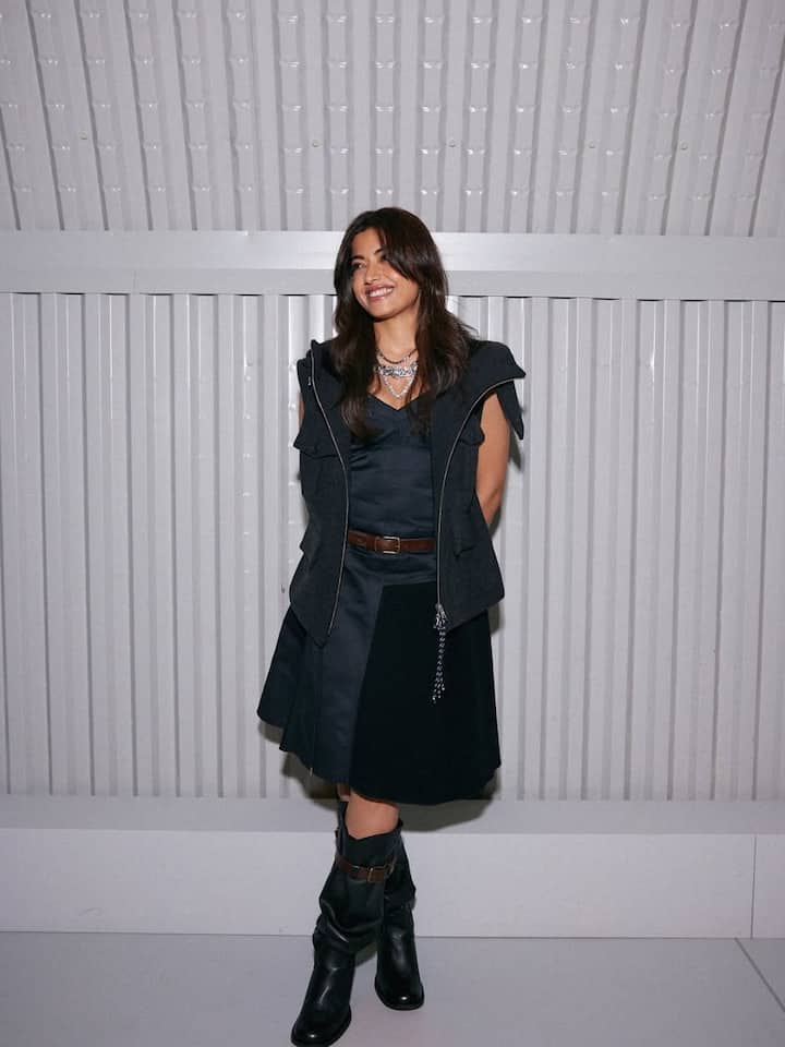 उन्होंने डेनिम स्कर्ट और टॉप को डेनिम जैकेट के साथ पेयर किया है और शिमरी मेकअप से अपना लुक कंप्लीट किया. इसके साथ ही रश्मिका ने स्टेटमेंट नेकपीस भी कैरी किया है जो उनपर काफी जच रहा है.