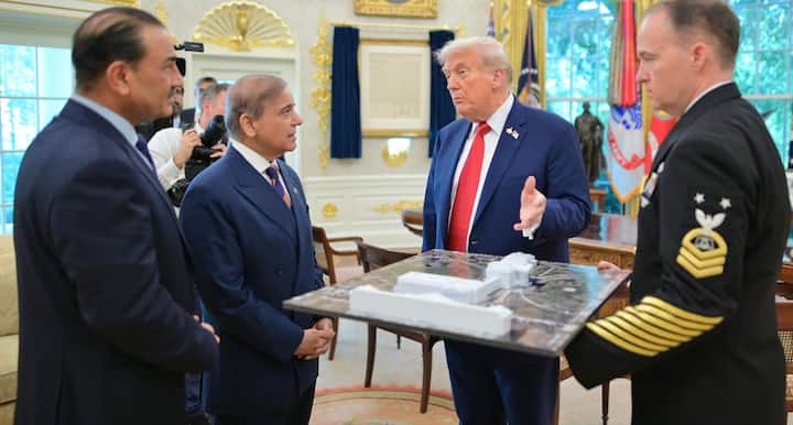 Pakistani expert Qamar Cheema says that if Shahbaz Sharif goes to China, if you go to Red Carpet, Saudi Arabia, then Red Carpet and Amireka go to Amireka, then red carpet is laid for him. Shahbaz Sharif and Pakistani Army Chief Field Marshal Asim Munir had a meeting with Donald Trump on Thursday (September 25, 2025) at the White House.