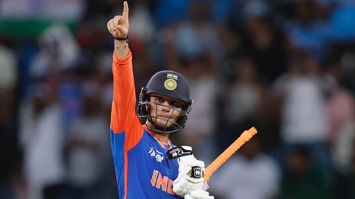 एशिया कप 2025 में अभिषेक शर्मा ने 206 के स्ट्राइक रेट से 309 रन बनाए हैं. वह अपनी शानदार प्रदर्शन के लिए खूब सुर्खियां बटोर रहे हैं.