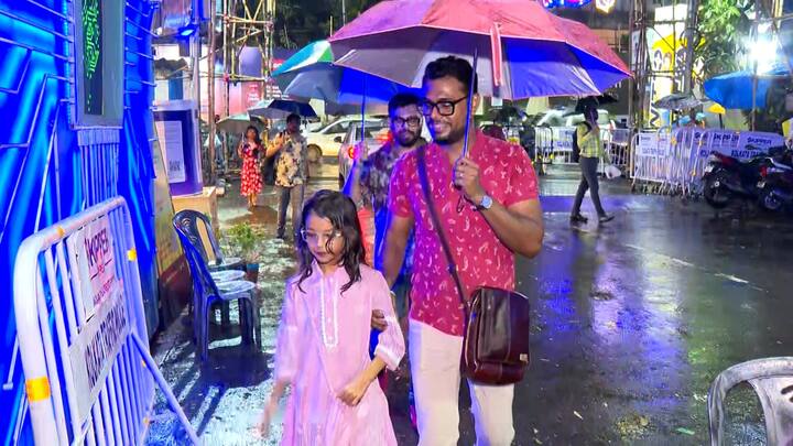 এর আগে শোনা গিয়েছিল, পঞ্চমী থেকে বাড়বে বৃষ্টি, গোটা পুজোতেই বৃষ্টির সম্ভাবনা থাকবে। তবে আবহাওয়া দফতর সূত্রে পাওয়া খবর অনুযায়ী, ষষ্ঠী, সপ্তমী, অষ্টমী দক্ষিণবঙ্গে হালকা থেকে মাঝারি বৃষ্টিপাতের সম্ভাবনা রয়েছে।