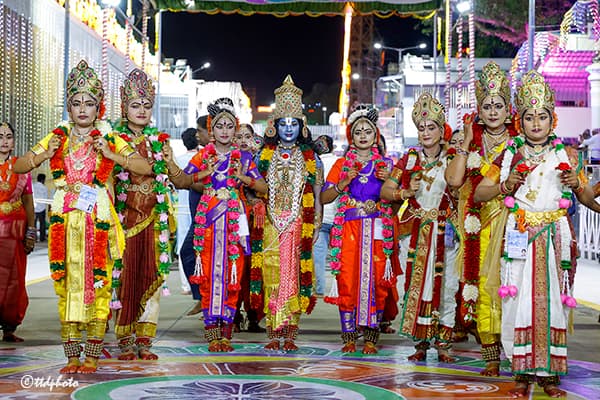 కర్ణాటక – హనుమాన్ చాలీసా నృత్య రూపకం, మహారాష్ట్ర - ఆంధ్రప్రదేశ్ రాష్ట్రాలకు చెందిన కళాకారుల డ్రమ్స్ భక్తులను మైమరిపించాయి.
