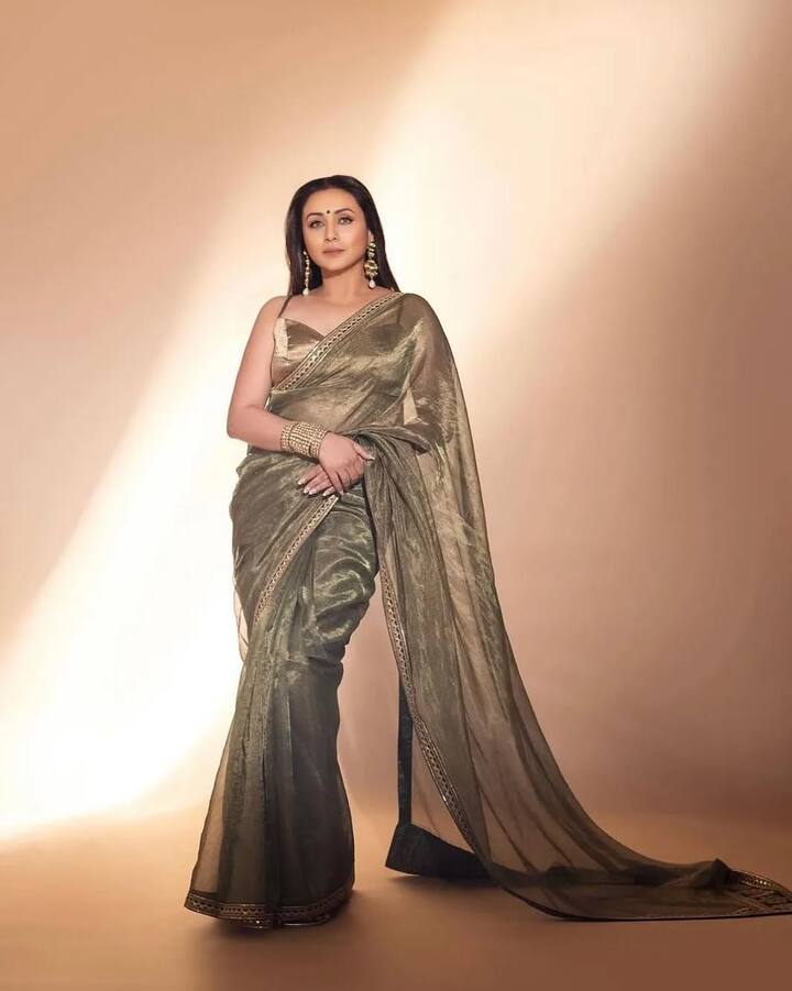 The sari carried by the actress in this viral picture is very much on her. If you pair fabric sarees with matching sleeveless blouse, then your look will also look very stylish. Complete your look with contrasting or bean color earrings.