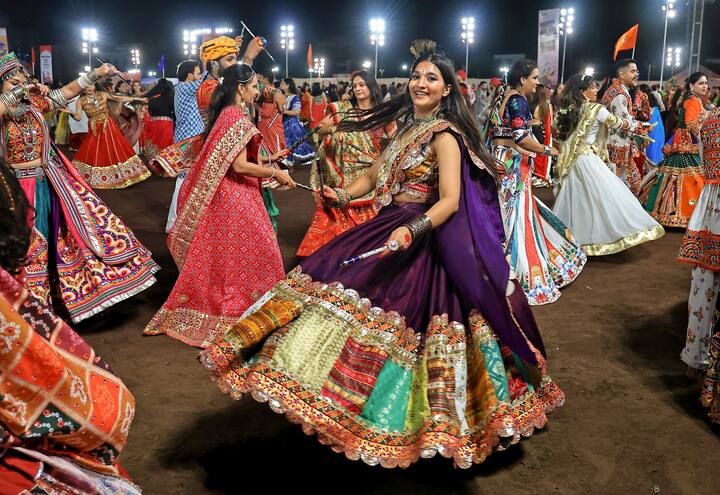 नवरात्रीत दररोज देवीच्या एका रुपाची पूजा करतात आणि गरबा खेळतात. त्यामुळे साधकाची अंतर्गत ऊर्जा जागृत होते आणि भक्तीभाव वाढतो.