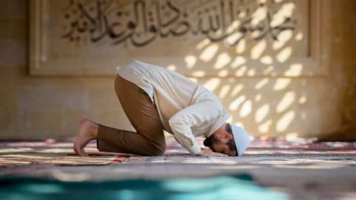 Nigeria is the largest Muslim country in Africa. About 9 crore Muslims live here. Although this number is only 48.5% of the total population, the Nigeria Muslim population is included in the top countries in the world.