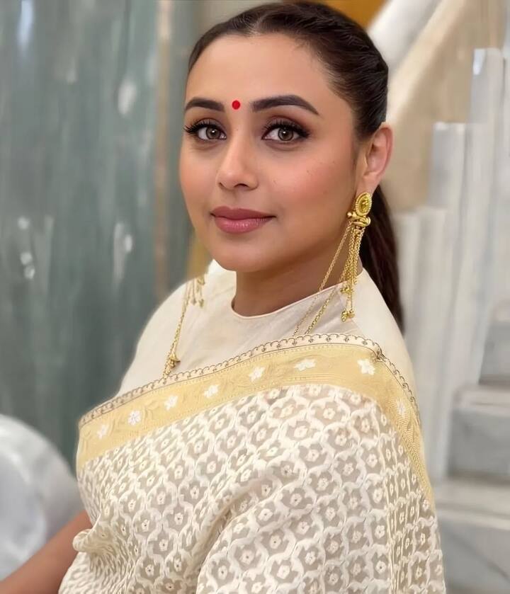 Similarly, the actress makes everyone crazy with her different saree design and gorgeous looks. If you are also confused about your saree choices, then take inspiration from Rani Mukherjee.