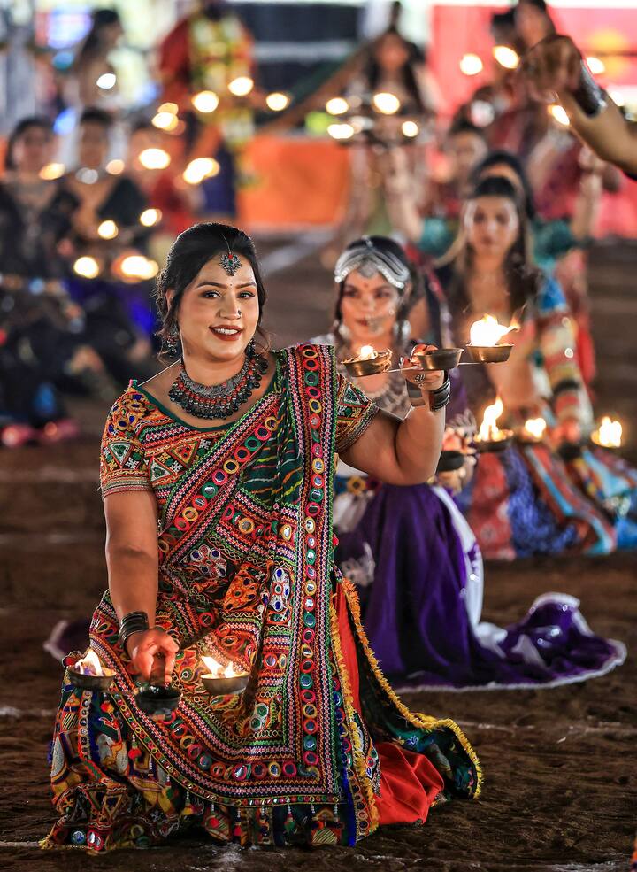 नवरात्रीच्या काळात सगळीकडे गरबा खेळला जातो. पण गरबा का खेळतात? आणि त्यामागचा अर्थ काय आहेय़ हे जाणून घेणं गरजेचं आहे.