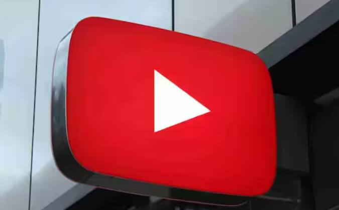 ਜ਼ਿਆਦਾਤਰ ਮਾਮਲਿਆਂ ਵਿੱਚ, YouTube ਪਹਿਲਾਂ ਚੇਤਾਵਨੀ ਦਿੰਦਾ ਹੈ ਅਤੇ ਫਿਰ ਇੱਕ ਸਟ੍ਰਾਈਕ ਲਾਉਂਦਾ। ਕੰਟੈਂਟ ਕ੍ਰਿਏਟਰਸ ਨੂੰ ਕੰਟੈਂਟ ਨੂੰ ਹਟਾਉਣ ਜਾਂ ਅਪੀਲ ਕਰਨ ਦਾ ਮੌਕਾ ਦਿੱਤਾ ਜਾਂਦਾ ਹੈ। ਹਾਲਾਂਕਿ, ਜੇਕਰ ਉਲੰਘਣਾ ਗੰਭੀਰ ਹੈ, ਜਿਵੇਂ ਕਿ ਅੱਤਵਾਦ ਨੂੰ ਉਤਸ਼ਾਹਿਤ ਕਰਨਾ ਜਾਂ ਖਤਰਨਾਕ ਸਮੱਗਰੀ ਅਪਲੋਡ ਕਰਨਾ, ਤਾਂ ਚੈਨਲ ਨੂੰ ਬਿਨਾਂ ਨੋਟਿਸ ਦੇ ਤੁਰੰਤ ਮੁਅੱਤਲ ਕੀਤਾ ਜਾ ਸਕਦਾ ਹੈ।