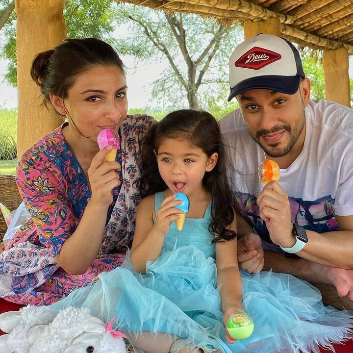 सोहा अली खान और कुणाल खेमू की बेटी इनाया खेमू एक दम बार्बी डॉल जैसी हैं. वो अपने पेरेंट्स के साथ शानदार बॉन्ड शेयर करती हैं.