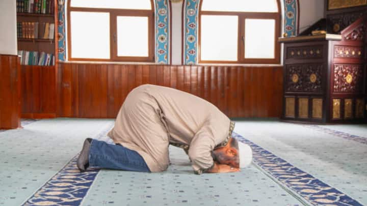 About 4 crore 37 lakh Muslims live in Algeria. This country is located in North Africa and Islam has constitutionally status of state religion.