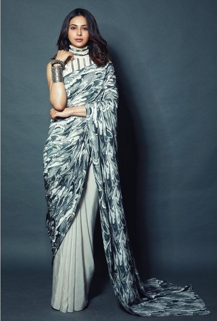 If you want to wear a saree, then Rakul can go with a printed gray saree like Preet Singh. This too will be very much like you like an actress.