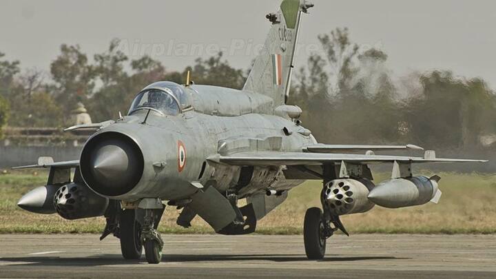 आम आदमी के लिए मिग‑21 को शोपीस की तरह रख पाना मुश्किल है. हालांकि इसका स्टैटिक डिस्पले एयरफ़्रेम मिल सकता है. वह भी प्राइवेटली हासिल कर पाना मुश्किल है. लेकिन किसी संस्थान या म्यूज़ियम के साथ पार्टनरशिप में रिक्वेस्ट दी जाती है तो चांस बढ़ जाते हैं.