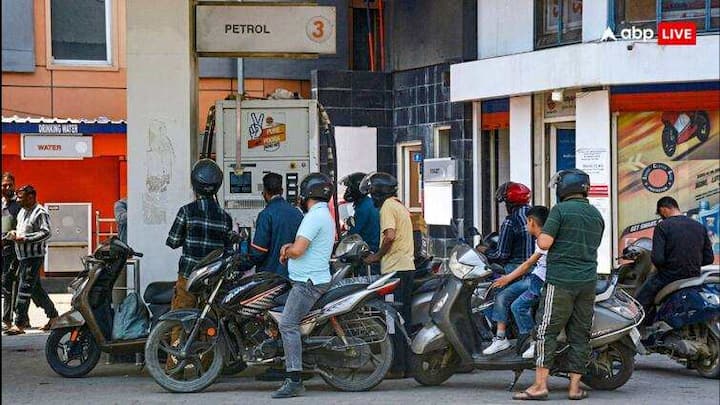 अमेरिकेनं भारतावर 50 टक्के टॅरिफ लादलं आहे. H1-B व्हिसासाठी अर्ज करण्याची फी देखील 1 हजार डॉलर्सवरुन 1 लाख डॉलर्स केली आहे. अमेरिकेनं 50 टक्के टॅरिफ लादूनही भारतानं रशियाकडून तेल खरेदी सुरु ठेवलीय.