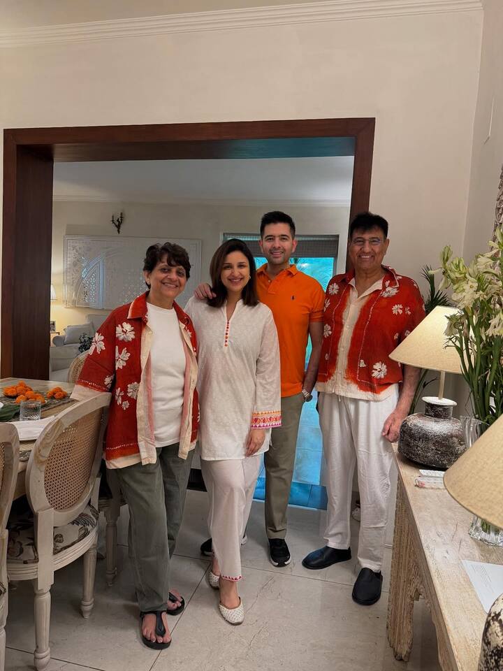 घर में आपको लैंप और कई सारे पौधे भी नजर आएंगे. जो इसे फ्रेश और एलीगेंट लुक दे रहे हैं. फोटो में परी अपनी सास के साथ नजर आ रही हैं.