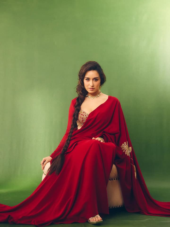 Shraddha is wearing a red silk saree. Your look is completed with long peaks and nazapin. Seeing Shraddha in a long peak, the woman remembered.