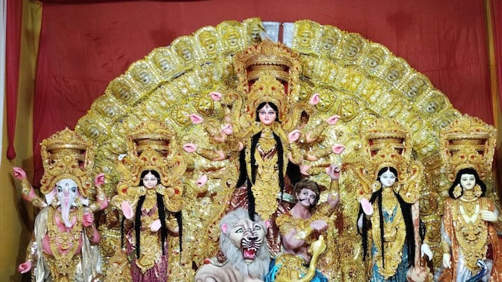 এবারের পুজোয় অন্তত তিনশো জন দরিদ্র সাধারণ পরিবারের জন্য এই আয়োজন করা হয়েছে বলে জানান হয়েছে। ক্লাব সম্পাদক শ্রী অলোক চৌধুরীর সুযোগ্য নেতৃত্ব এই উদ্যোগ নেওয়া হয়।