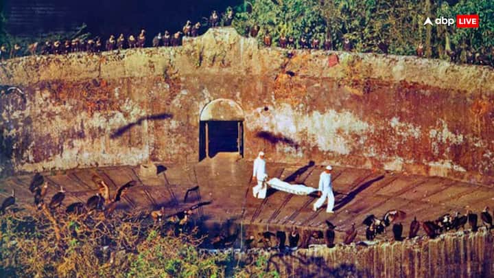 पारसी धर्म एकेश्वरवादी धर्म है. इस धर्म में मरने वाले लोगों के शवों को जलाने या दफनाने की जगह उसे टावर ऑफ साइलेंस (दखमा) पर गिद्धों के खाने के लिए छोड़ देते हैं. अंतिम संस्कार की इस विधि को दोखमेनाशिनी कहा जाता है.