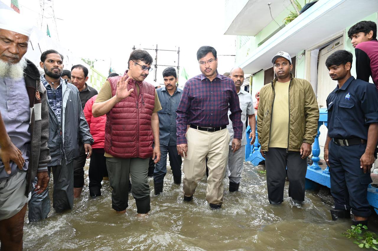 Musi Floods: మూసీ వరదలో నలుగురి ప్రాణాలు కాపాడిన హైడ్రా సిబ్బంది.. కొనసాగుతున్న సహాయకచర్యలు