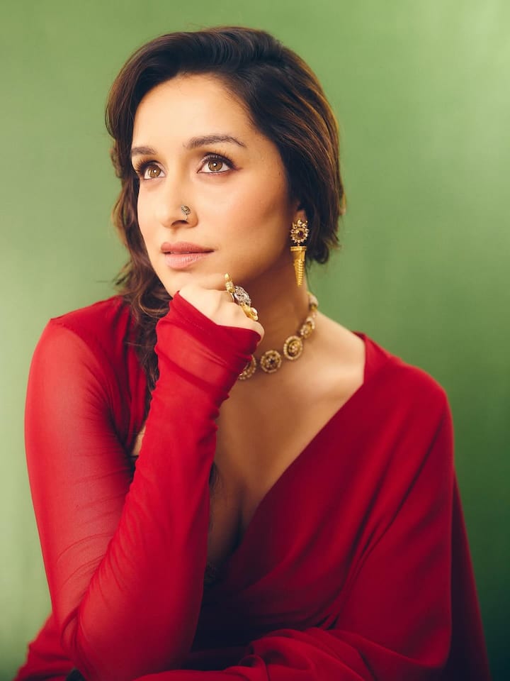 He has shared a lot of photos giving different poses in this look. Fans are commenting on Shraddha's photos.