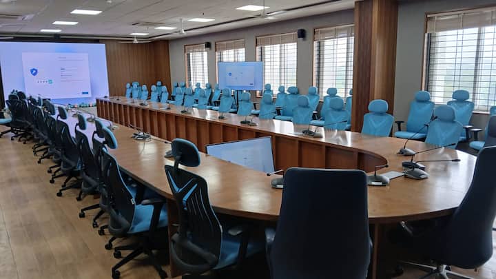 पक्षकारांना बसण्यासाठी मोकळी जागा, वकिलांसाठी संयुक्त सभागृहाचाही समावेश आहे.