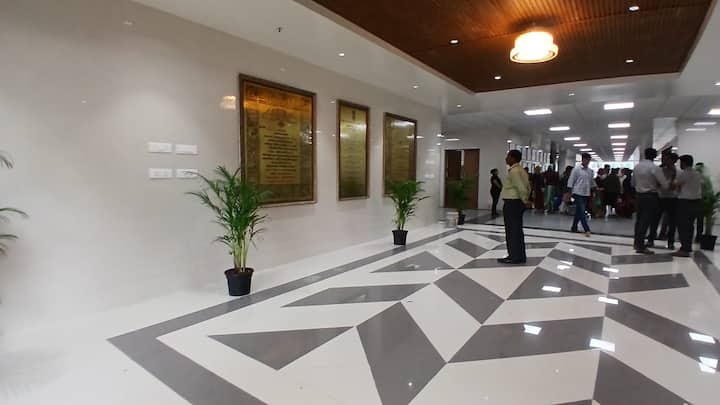 मागील बाजूला अद्ययावत पर्यावरणस्नेही इमारत आणि पुढील बाजूला वारसा वास्तू यांचा संगम पहायला मिळतो. इमारतीत भ्रमंती करताना विलक्षण अनुभूती मिळते.