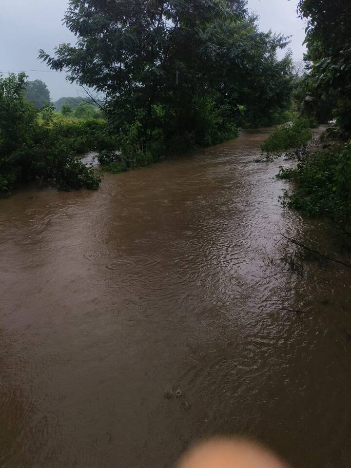 शेतात साचलेल्या पुराच्या पाण्यात बसून त्यांनी व्हिडिओ बनवला आहे, त्यातून शेतकऱ्यांना कर्जमाफी देण्याची मागणी त्यांनी केली आहे. शेतकऱ्याचा हा व्हिडिओ सोशल मीडियावर चांगलाच व्हायरल झाला आहे.