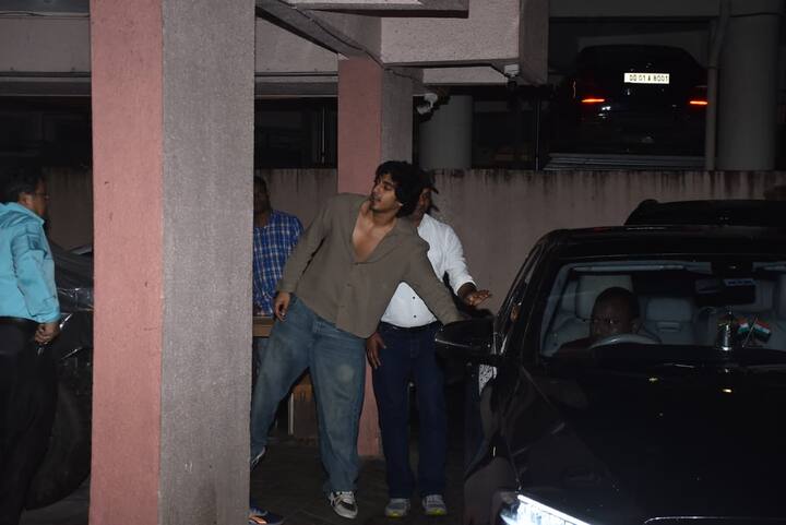 फिल्ममेकर के ऑफिस के बाहर एक्टर को काफी कैजुअल लुक में देखा गया. उनका ये सिंपल और स्टाइलिश लुक देख एक बार फिर सभी उनके मुरीद बन गए हैं.