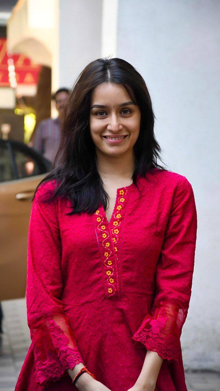 आता या कार्यक्रमातून समोर आलेल्या व्हिडिओमध्ये श्रद्धा कपूर हातात माइक घेऊन स्टेजवर उभी असल्याचे दिसून येते.