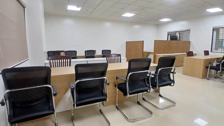 सध्याच्या नाशिक न्यायालयाच्या ब्रिटीशकालीन इमारतीच्या पाठीमागील बाजूला ही इमारत आहे. यामुळे न्यायालयाच्या भव्य दिव्यतेचे सौंदर्य अधिकच खुलले आहे.