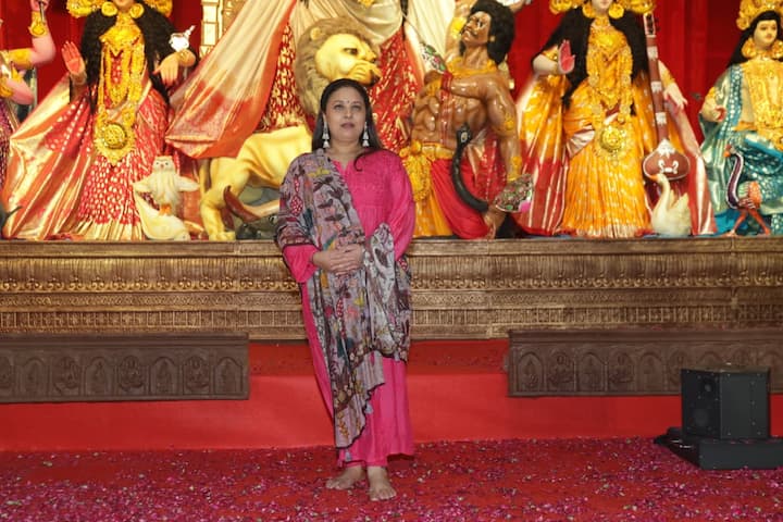 The film 'Border' fame actress Sharabani Mukherjee also joined Durga Puja Ceremony. Which was seen in a simple look. Please tell that Sharabani is also the cousin of Kajol.