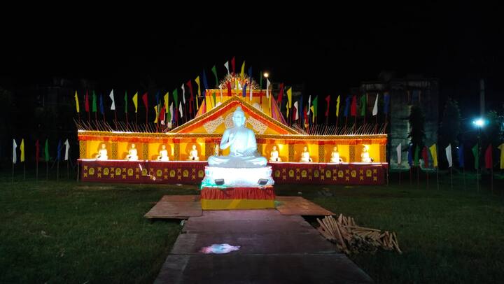 এবার ছাপ্পান্ন বছর পূর্তি পালনে বুদ্ধের এর বাণীকেই স্মরণ করলেন নীতু স্মৃতি সংঘ। বরাবরের মতো এবারও তাঁদের থিমের ভাবনা 'মানুষের পুজো'। শিব জ্ঞানে জীব সেবাই তাঁদের পুজোর ভাবনা থাকে।