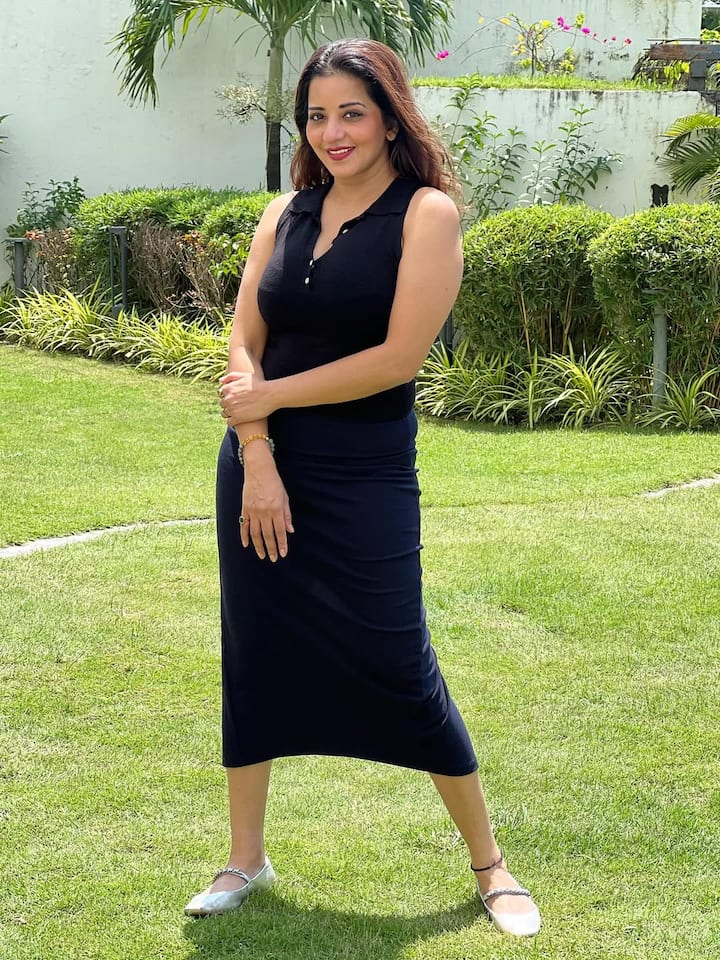 मोनालिसा की फैन फॉलोइंग बहुत बड़ी है। उनके प्रशंसक उनकी एक झलक पाने के लिए बेताब रहते हैं। यही वजह है कि मोनालिसा अक्सर अपने प्रशंसकों को विजुअल ट्रीट देती रहती हैं।
