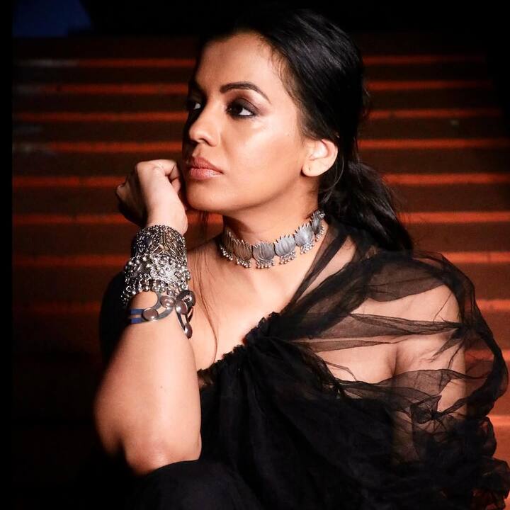 राहुल देव अपनी पत्नी रीना देव की मौत के बाद एक्ट्रेस मुग्धा गोडसे संग प्यार में पड़े थे. दोनों लिवइन में रहते हैं.