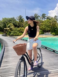 Akanksha Puri Photo: માલદિવમાં સાઈકલની સવારી કરતી જોવા મળી આકાંક્ષા પુરી, જુઓ તસવીરો