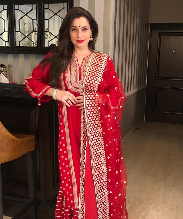 तस kthur में नीलम नीलम ने r ने ray ray randaur ट r ट tayrेडिशनल सूट सूट सूट सूट ट tayras ट Vayan ही उन e उन e नेट kandauna दुपट kirी कैrी kirी kirी ी Vana k ये लुक बेहद ही ही rurत लग rirत r लग ruran अगर आप भी करवा चौथ पर थोड़ा सिंपल लुक ट्राई करना चाहती हैं तो ये लुक आपके लिए बेस्ट है.