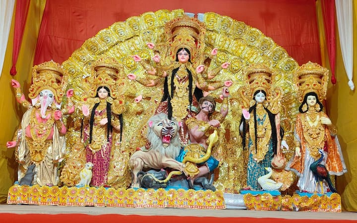 পুজোর তথাকথিত জাঁক জমক কম হলেও অত্যন্ত সীমিত সামর্থ্যের মধ্যেও নীতু স্মৃতি সংঘ ক্লাব এবার নিয়েছে নয়া উদ্যোগ।