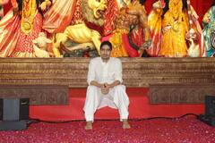 Durga Puja Ceremony: व्हाइट साड़ी में खूब जचीं रानी मुखर्जी, तो गोल्डन गर्ल बनीं काजोल, देखें बाकी स्टार्स का लुक