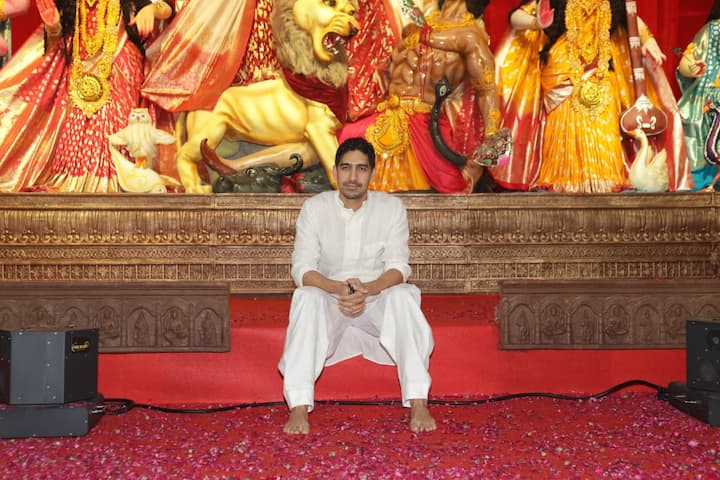 Bollywood's famous filmmaker Ayan Mukherjee is a cousin of actress Kajol and Rani. They also reached this pandal. Those who appeared in white kurtas during this time.