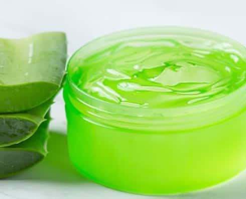 Aloe vera gel: Remove fresh aloe vera gel and apply it on the back. Leave it for 20 minutes and wash it with lukewarm water.