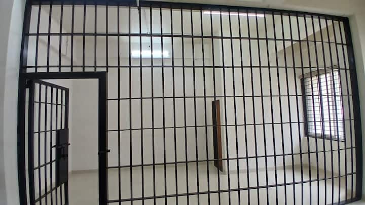 इमारतीत 45 न्यायालयीन सभागृह आहेत. याव्यतिरिक्त न्यायालयीन कार्यालय, दिवाणी तुरुंग, सरकारी अभियोक्ता कक्ष, ग्रंथालय, संगणक सर्व्हर कक्ष, व्हिडिओ कॉन्फरन्सिंग खोली, हिरकणी कक्ष, बँक एटीएम, टपाल कार्यालय आदींचा समावेश आहे.