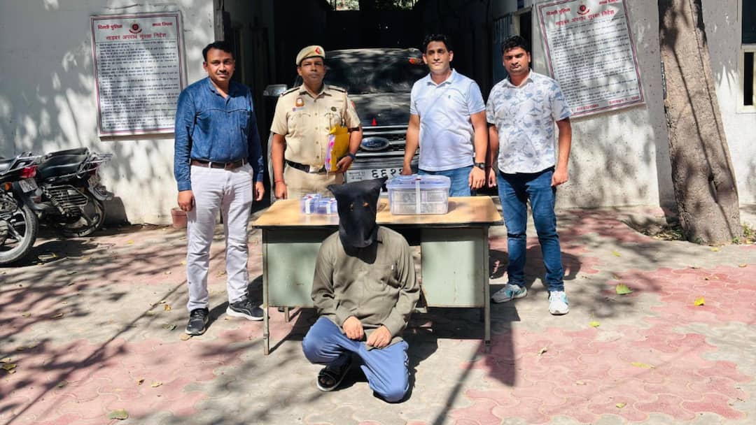 Delhi: दिल्ली में कारोबारी से 69 लाख की साइबर ठगी, अहमदाबाद से आरोपी गिरफ्तार delhi businessman cheated cyber fraud 69 lakh ahmedabad arrest remaining accused absconding ann Delhi: दिल्ली में कारोबारी से 69 लाख की साइबर ठगी, अहमदाबाद से आरोपी गिरफ्तार