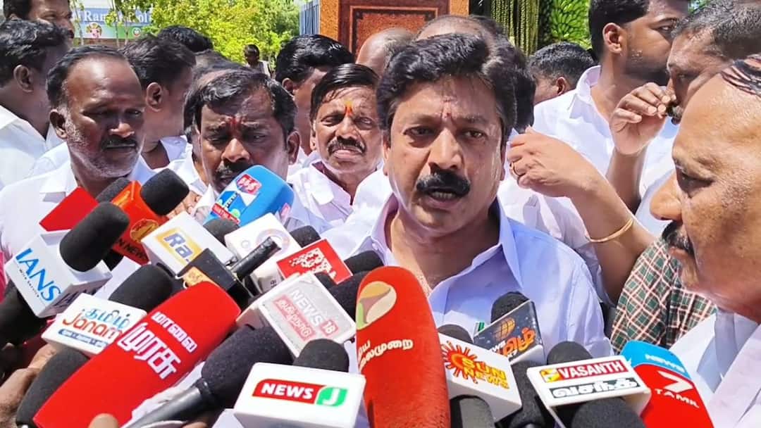 அரசு ஆசிரியர்களை கொத்தடிமைகளாக நடத்துகிறது - சி.வி.சண்முகம் குற்றச்சாட்டு