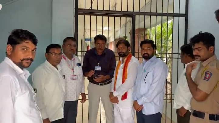 शनि शिंगणापूर देवस्थान कार्यालय सील करताना येथील कार्यकारी अधिकारी मात्र गैरहजर असल्याचे पाहायला मिळालं.